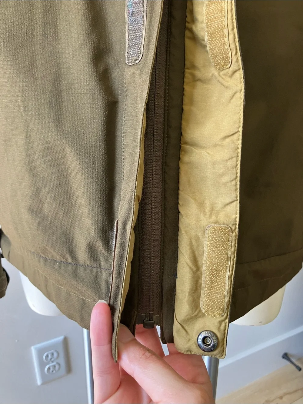 The North Face | Venture 2 Hooded Waterproof Windbreaker Jacket in Olive